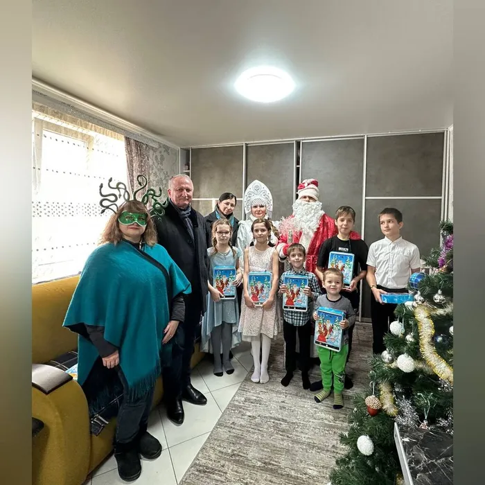 С поздравлениями и новогодними подарками в многодетные семьи